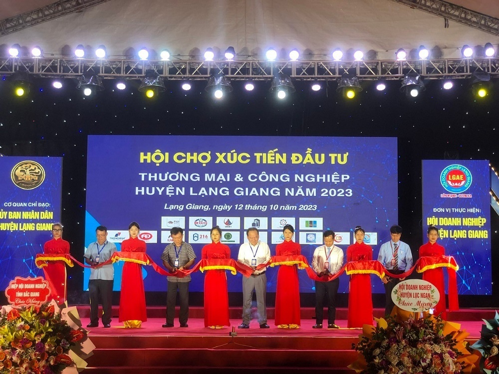 Chủ tịch Ủy ban MTTQ tỉnh dự Hội chợ xúc tiến Đầu tư - Thương mại và Công nghiệp huyện Lạng Giang...