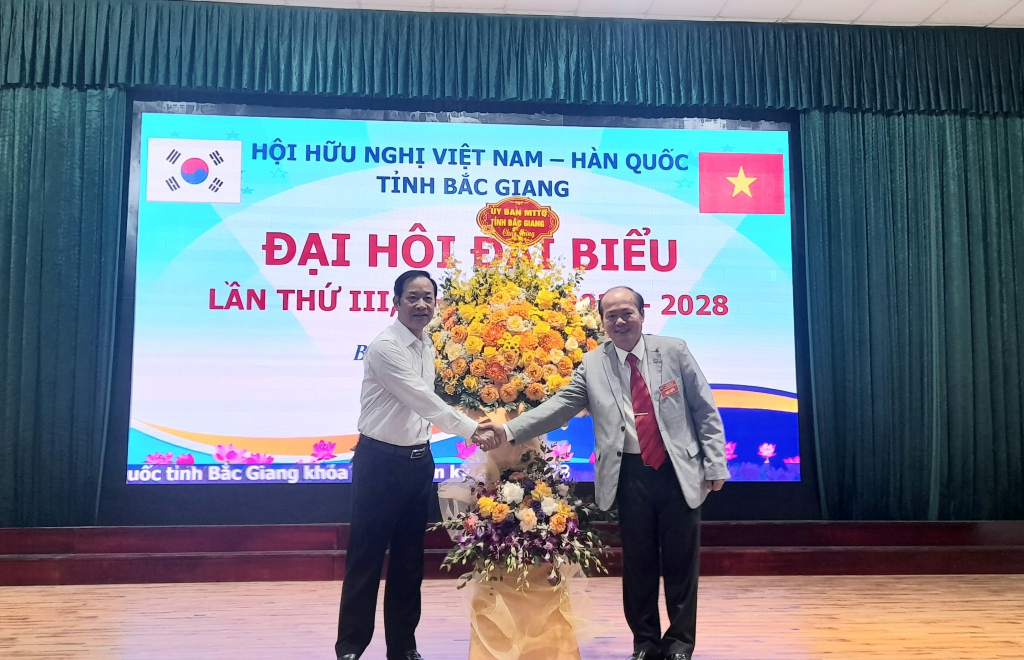 Lãnh đạo Ủy ban MTTQ tỉnh dự và tặng hoa chúc mừng Hội Hữu nghị Việt Nam - Hàn Quốc tỉnh Bắc...