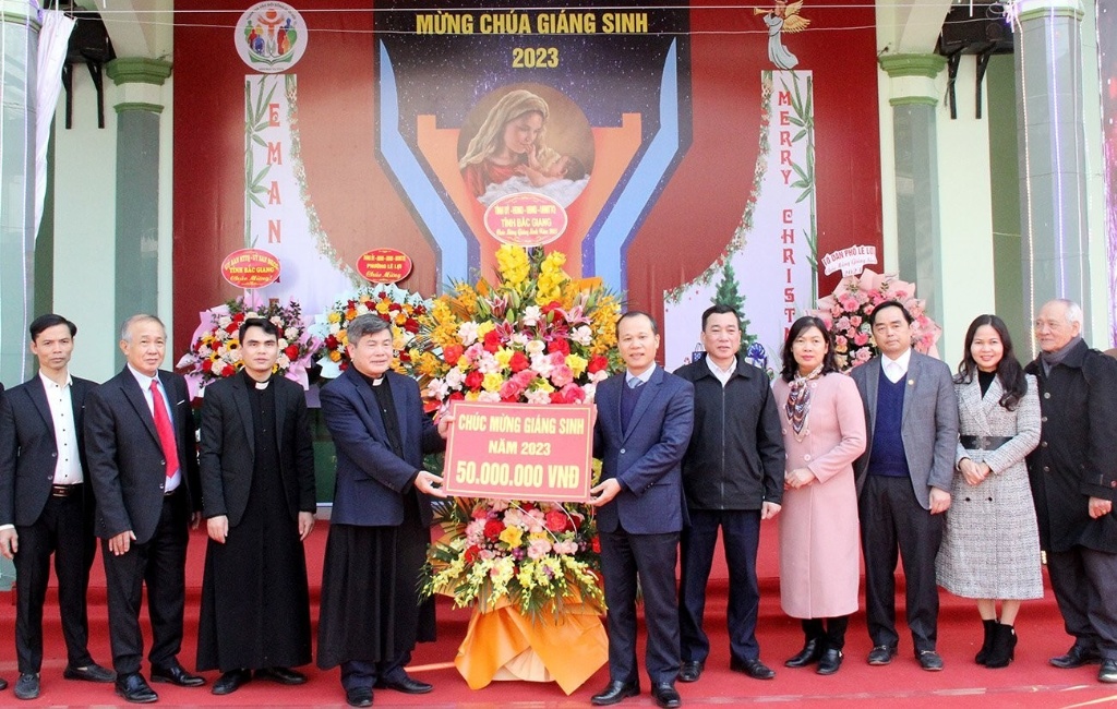 Lãnh đạo tỉnh chúc mừng Tòa Giám mục Bắc Ninh  và Giáo xứ Bắc Giang nhân lễ Giáng sinh
