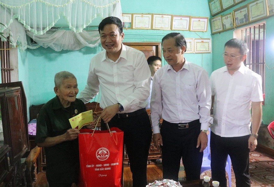 Lãnh đạo tỉnh và huyện, thăm, tặng quà CCB, cựu TNXP tham gia Chiến dịch Điện...|https://mttq.bacgiang.gov.vn/chi-tiet-tin-tuc/-/asset_publisher/M0UUAFstbTMq/content/lanh-ao-tinh-va-huyen-tham-tang-qua-ccb-cuu-tnxp-tham-gia-chien-dich-ien-bien-phu