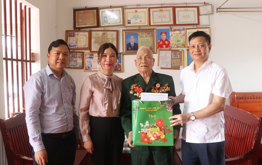 Lãnh đạo Huyện ủy, HĐND, UBND huyện Lục Ngạn thăm, tặng quà CCB, cựu TNXP tham gia Chiến dịch...